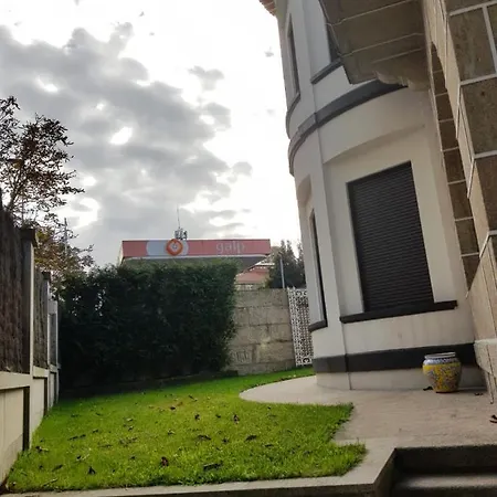 Casa en Bouzas con piscina y próxima a la playa *