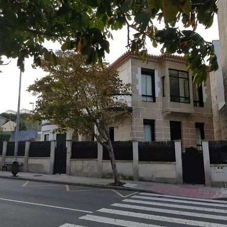 Casa en Bouzas con piscina y próxima a la playa *